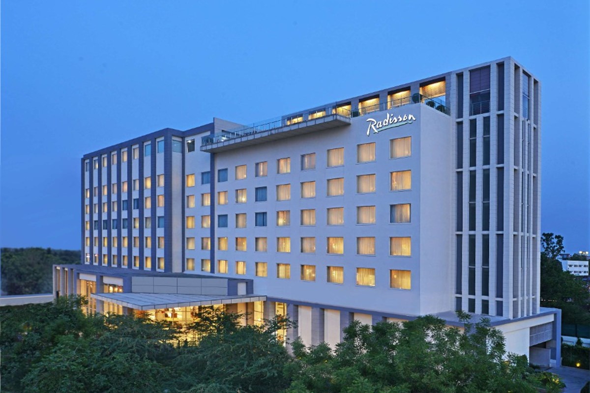 01-the-oberoi-amarvilas 12-radisson-hotel-agra